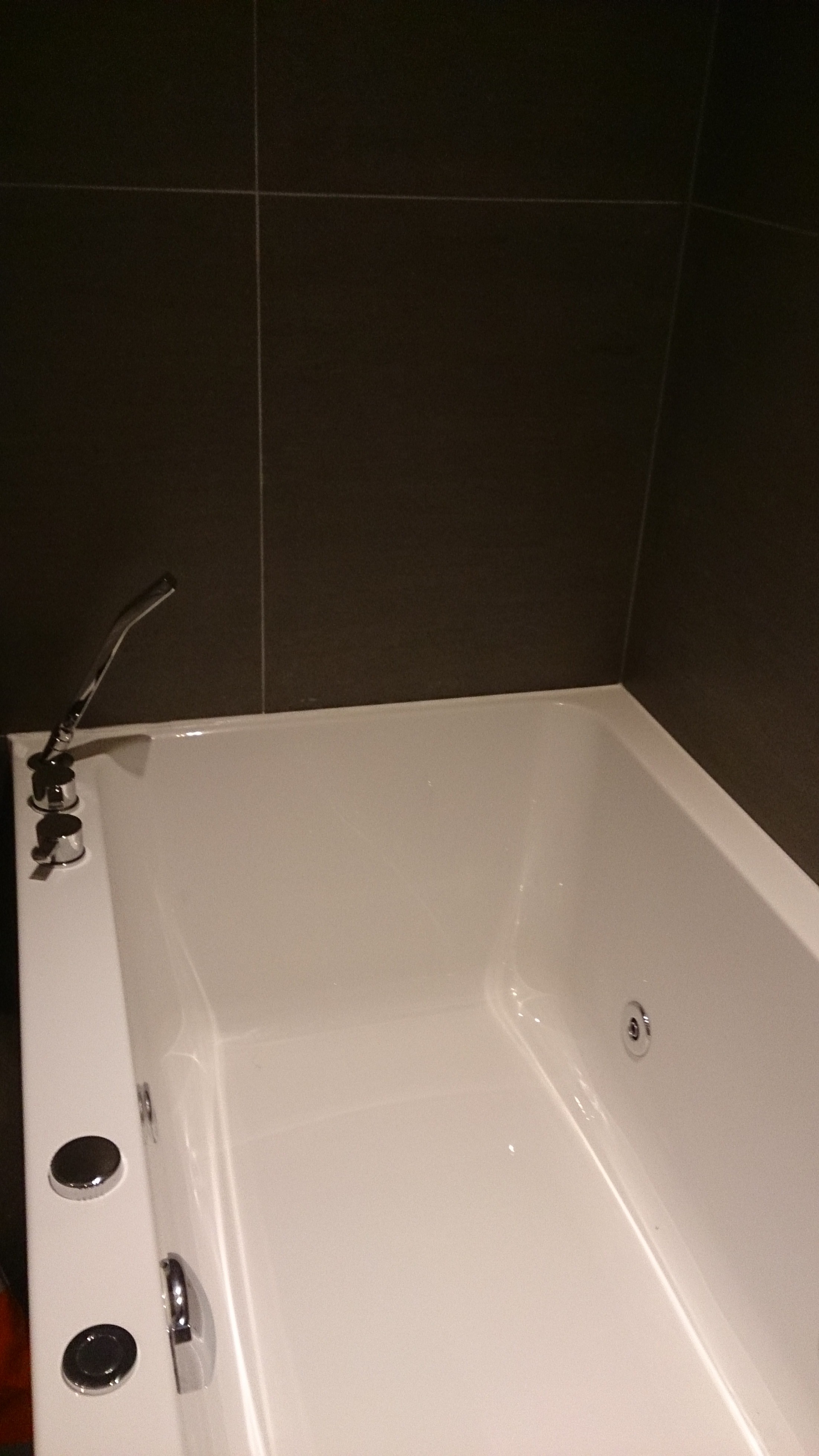 Luxe whirlpool in een luxe badkamer van Badexclusief de badkamerarchitect uit Groningen voor uw luxe badkamer.