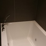 Luxe whirlpool in een luxe badkamer van Badexclusief de badkamerarchitect uit Groningen voor uw luxe badkamer.