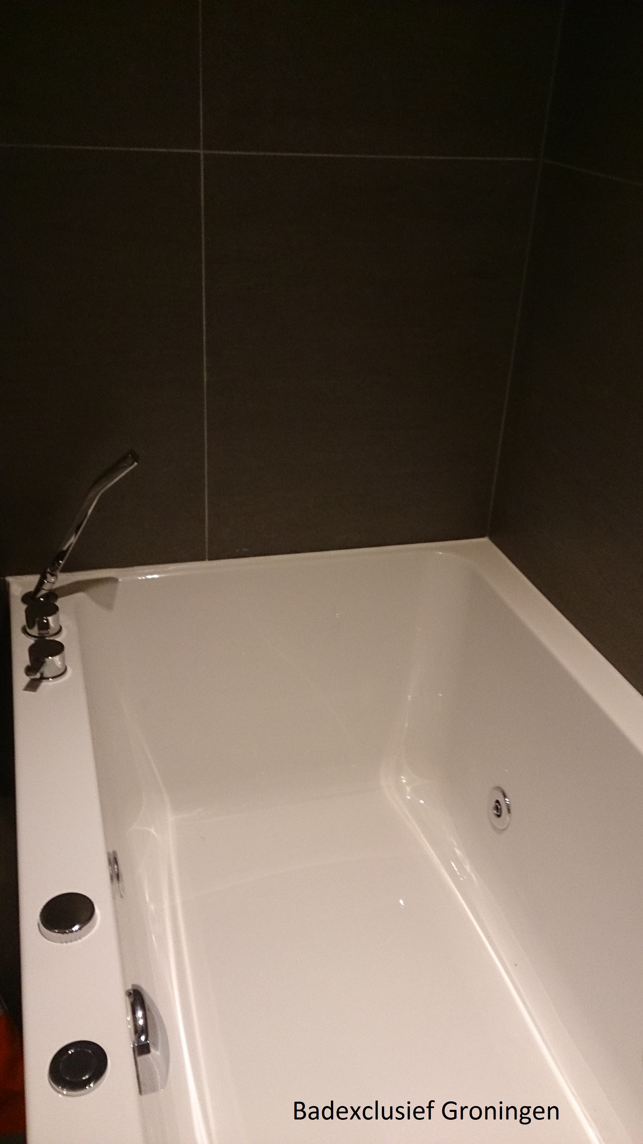 Luxe whirlpool in een luxe badkamer van Badexclusief de badkamerarchitect uit Groningen voor uw luxe badkamer.