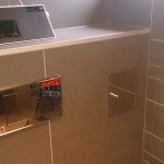luxe badkamer van badkamerarchitect Badexclusief uit Groningen voor luxe wandclosetten en Tece-inbouwspoelunits en planus revisieplaten in rvs.