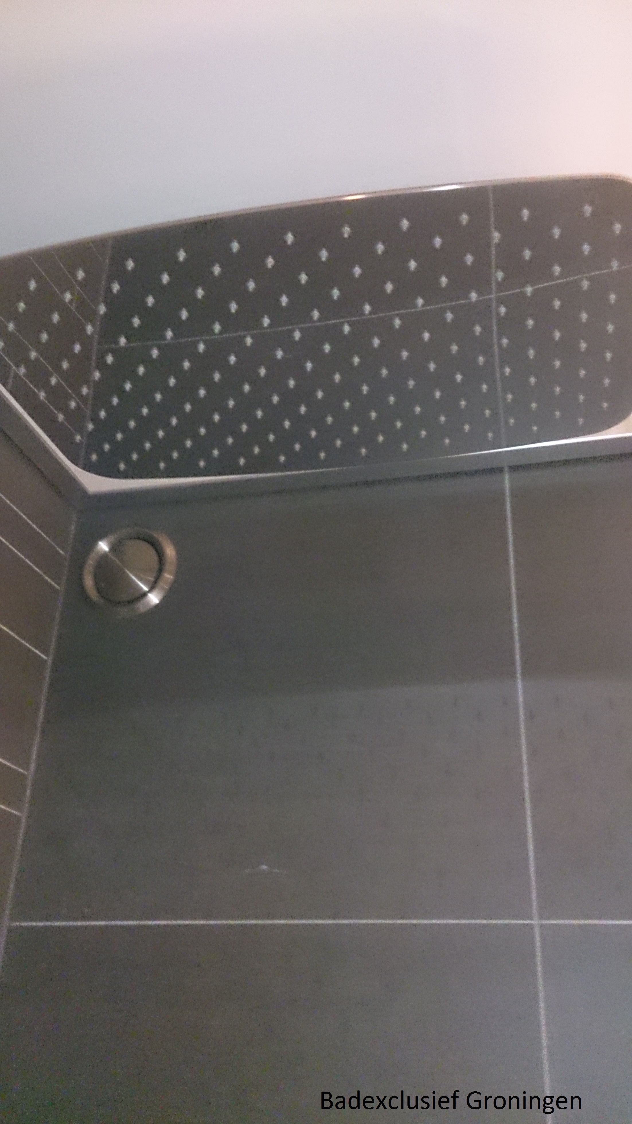 luxe badkamer van badexclusief met rvs-regendouchekop, als stortdouche.