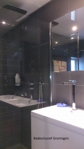 luxe badkamer met maatwerk douchecabine en badmeubel inclusief een spiegelkast op maat, van badkamerarchitect Badexclusief uit Groningen.