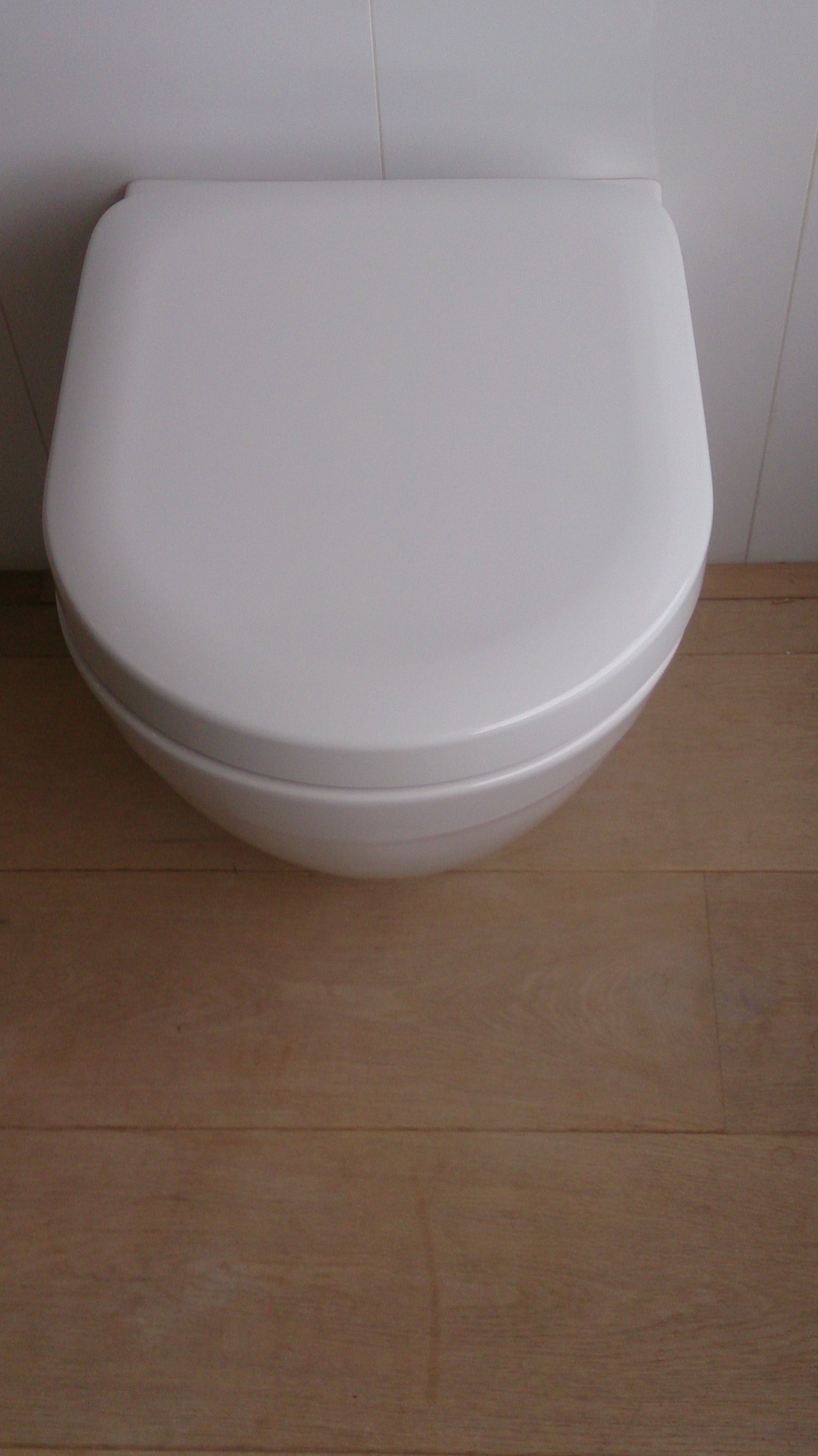 badexclusief groningen dé badkamerarchitect voor Nederland presenteerd in de showroom het Toto-toilet met de beste kwaliteit en een tornado-flush spoeling en quick-release soft-close wc-bril.
