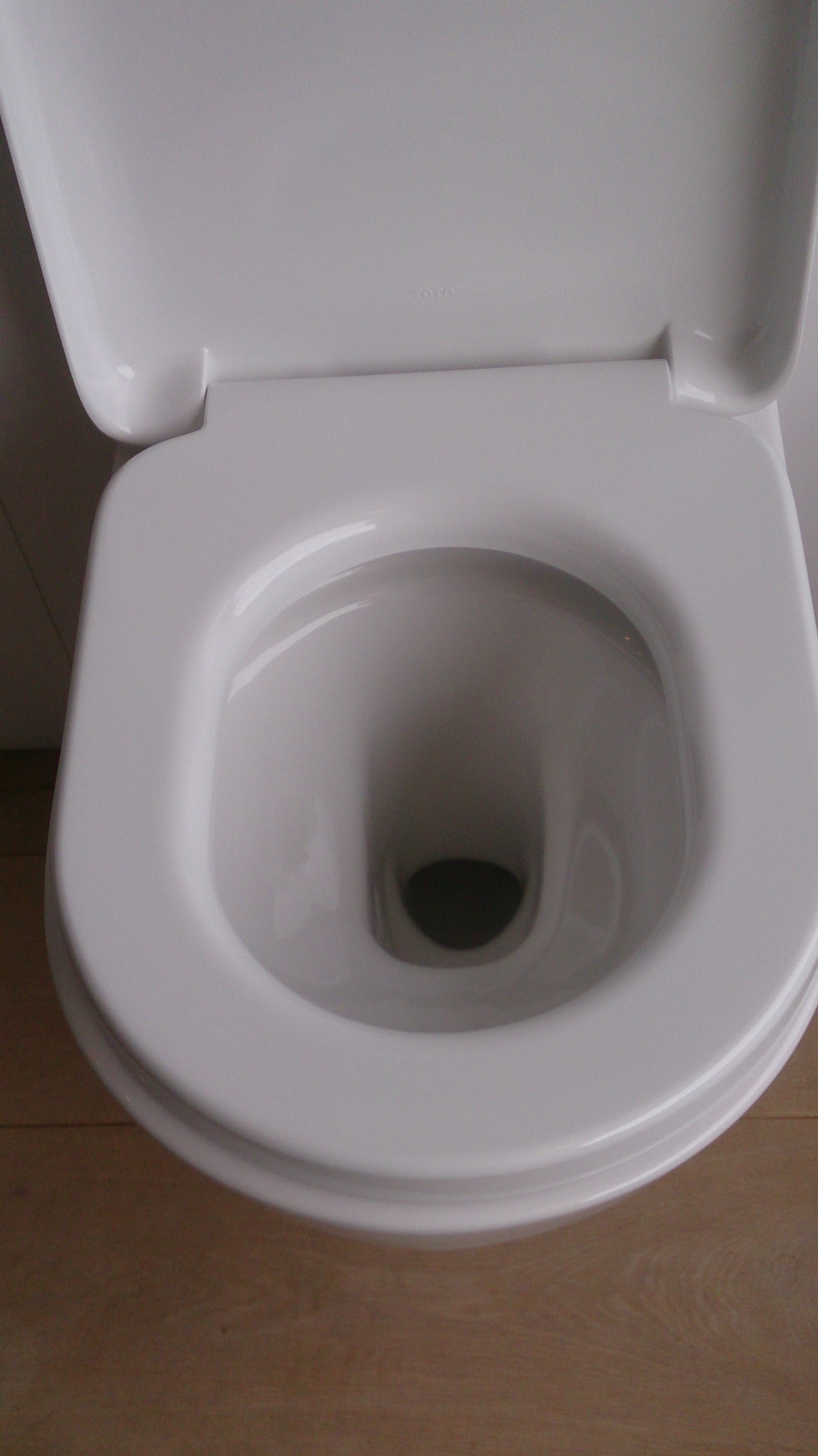toto-toilet met tornado-flush voor de beste spoeltechniek, bij badexclusief te Groningen.