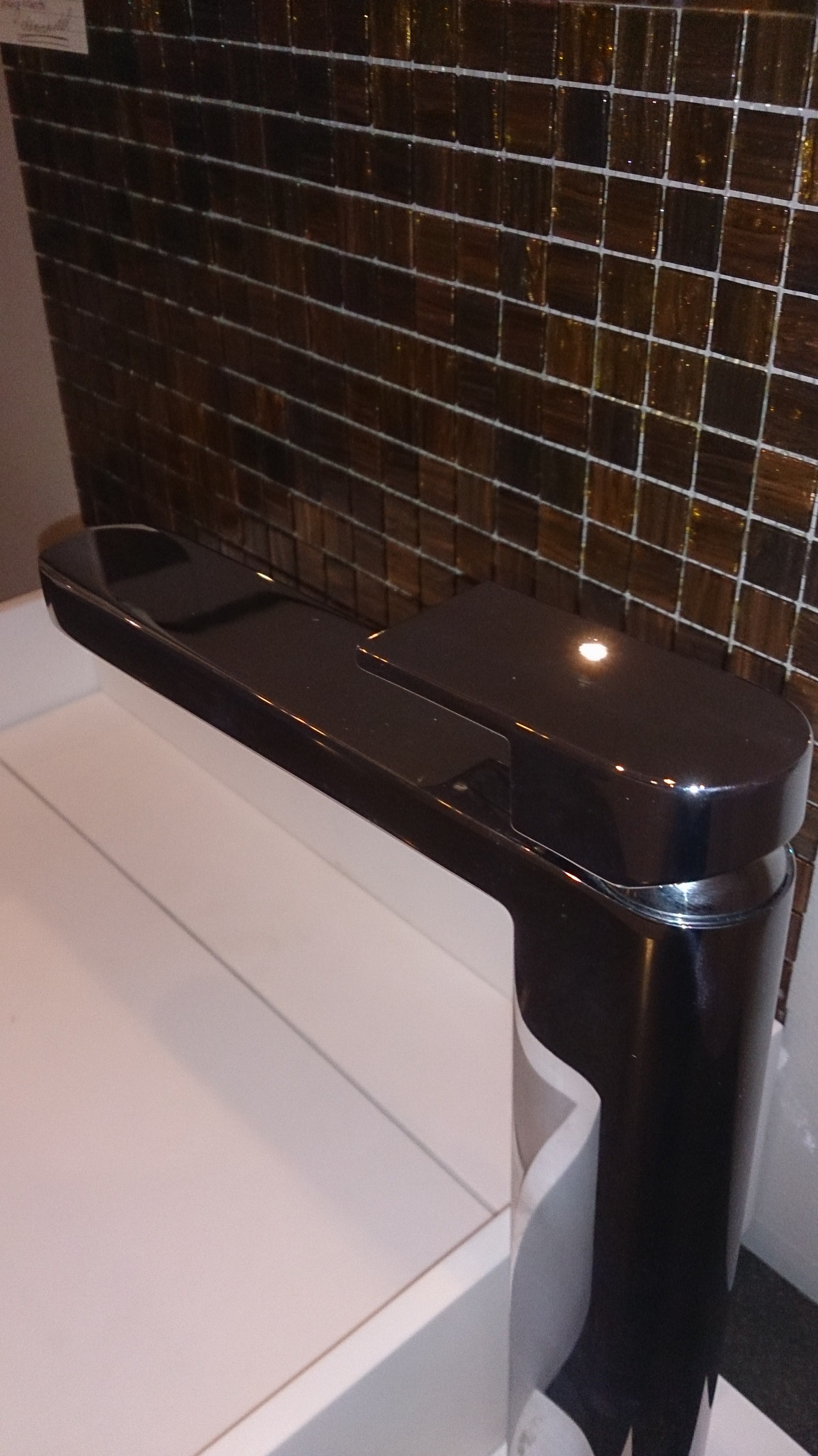 fantini mare wastafelkraan in verchroomde en verhoogde uitvoering . deze wastafelmengkraan is ook als rvs kraan te leveren en in wit en zwart. Badexclusief heeft deze fantini mare verhoogde mengkraan als demonstratiemodel in de badkamershowroom gepresenteerd met een puur wit solidsurface opbouwwaskom en bisazza glasmozaïek. Badexclusief dé badkamerarchitect van Nederland uit Groningen.