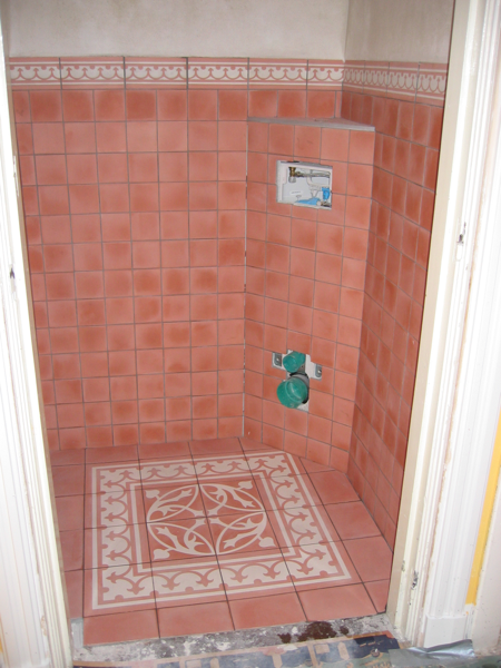 Castelo-wc , wand en vloertegels van Castelo cementtegels zijn geplaatst.