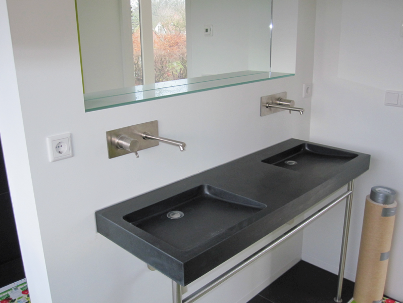 Diversen:luxe badkamer in rvs en graniet van badexclusief. Dubbele wasbak badkamer