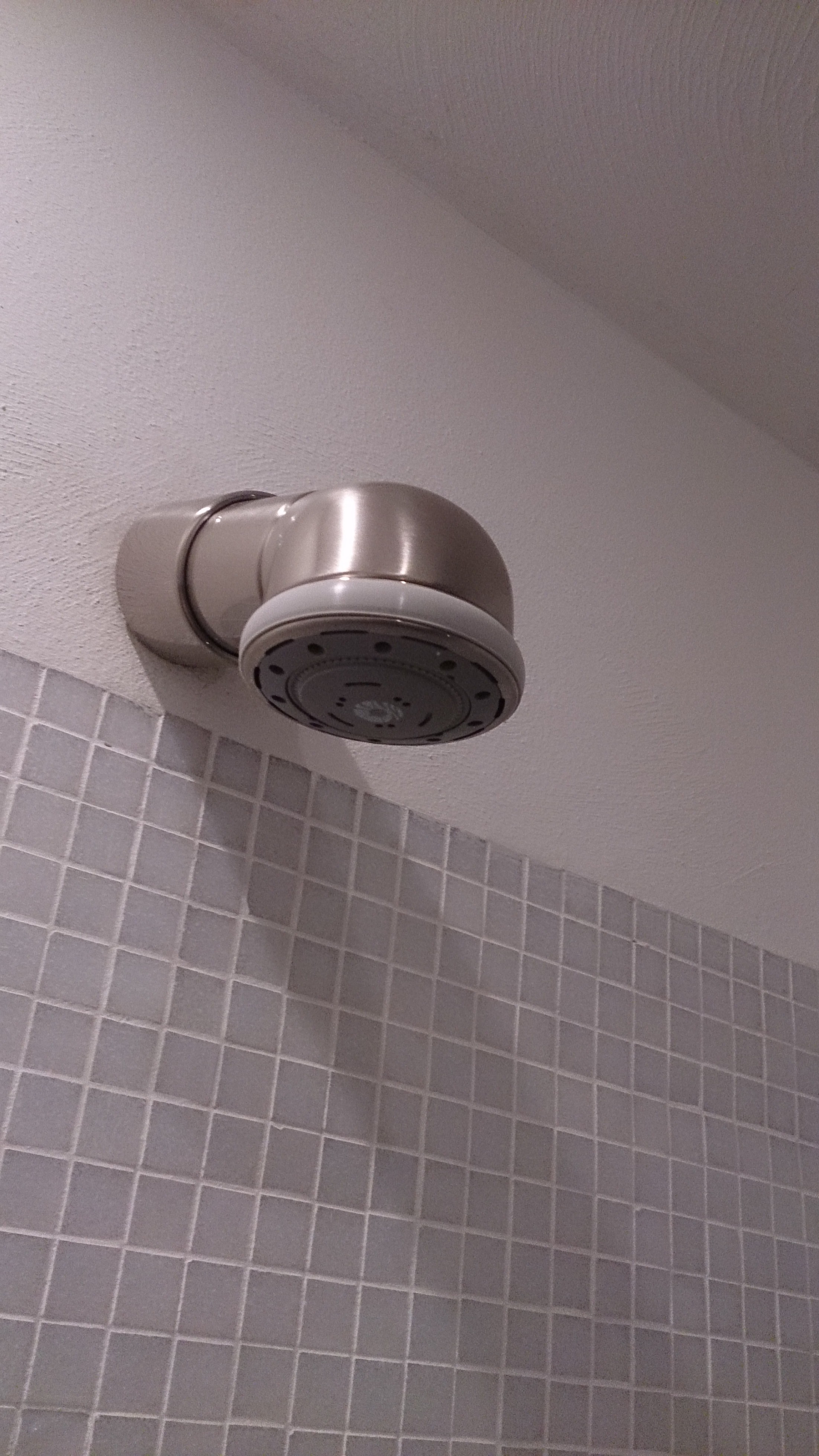 ritmonio essential muurdouchekop inox, bij Badexclusief, dé badkamerarchitect van Nederland uit Groningen, met verstelbare kop en hellingshoek in rvs-kranen-design.